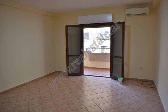 Zyre me qira ne zonen Komuna e Parisit ne Tirane